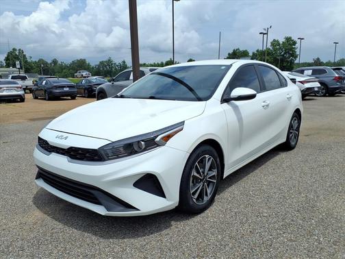 Snow White Pearl 2023 Kia Forte LXS