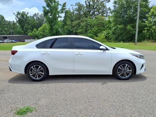 Snow White Pearl 2023 Kia Forte LXS