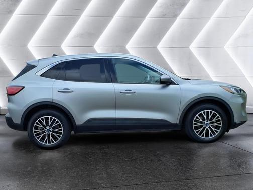 Iconic Silver Metallic 2022 Ford Escape PHEV SEL