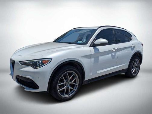 White Tri-Coat 2018 Alfa Romeo Stelvio Ti