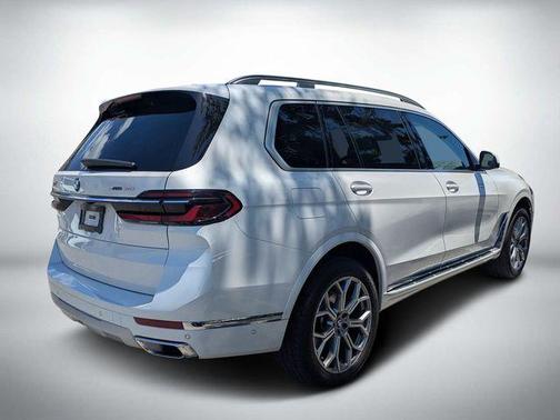 White Metallic 2026 BMW X7 xDrive40i