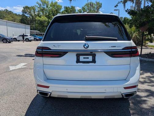 White Metallic 2026 BMW X7 xDrive40i