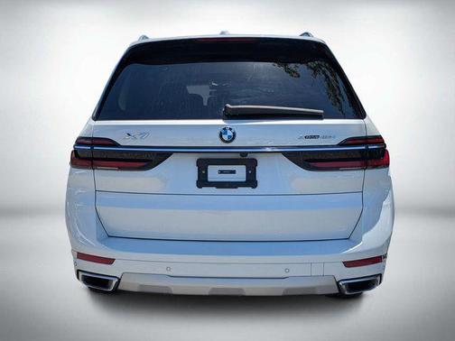 White Metallic 2026 BMW X7 xDrive40i