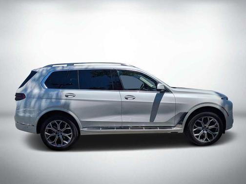 White Metallic 2026 BMW X7 xDrive40i