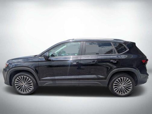 Deep Black Pearl Effect 2025 Volkswagen Taos 1.5T SE