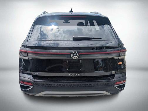 Deep Black Pearl Effect 2025 Volkswagen Taos 1.5T SE