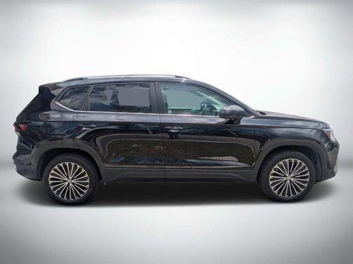 Deep Black Pearl Effect 2025 Volkswagen Taos 1.5T SE