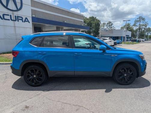 Cornflower Blue 2022 Volkswagen Taos 1.5T SE