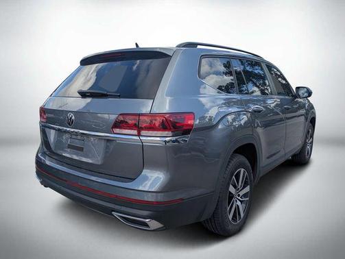 Platinum Gray Metallic 2022 Volkswagen Atlas 2.0T SE