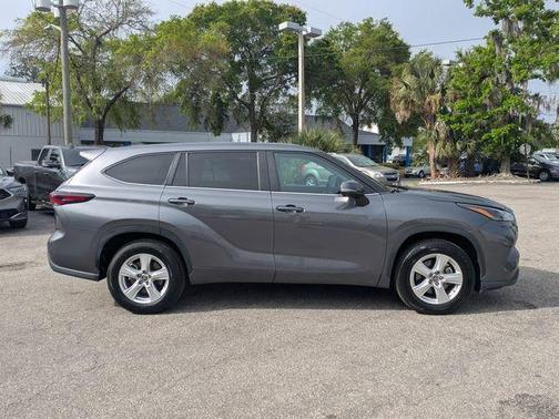 Magnetic Gray Metallic 2024 Toyota Highlander XLE