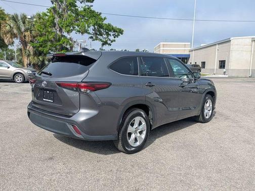 Magnetic Gray Metallic 2024 Toyota Highlander XLE