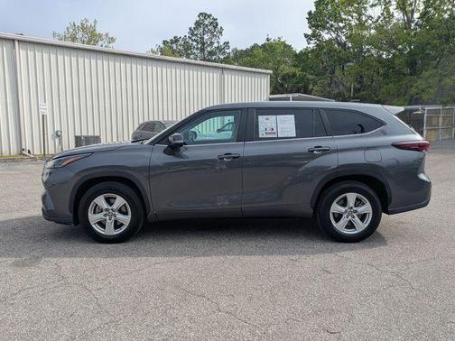 Magnetic Gray Metallic 2024 Toyota Highlander XLE