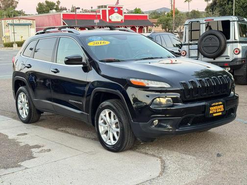 Brilliant Black Crystal Pearlcoat 2016 Jeep Cherokee Sport