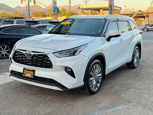 2023 Toyota Highlander Hybrid Platinum