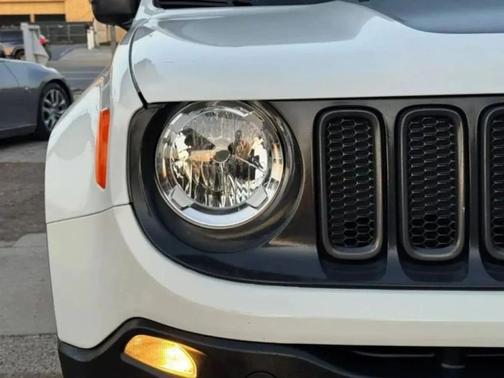 Alpine White 2017 Jeep Renegade Trailhawk