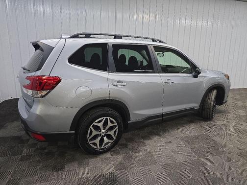 Ice Silver Metallic 2023 Subaru Forester Premium