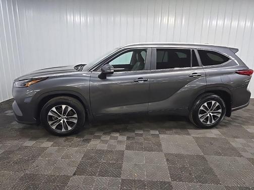 Magnetic Gray Metallic 2023 Toyota Highlander XLE