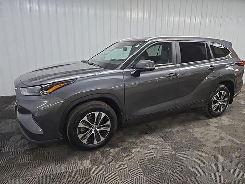 Magnetic Gray Metallic 2023 Toyota Highlander XLE