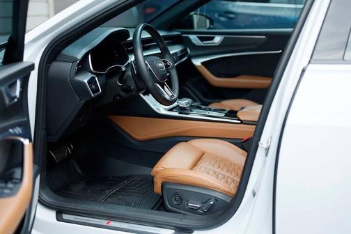 Glacier White Metallic 2021 Audi RS 6 Avant 4.0T