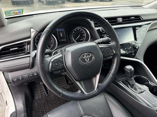 Super White 2018 Toyota Camry SE