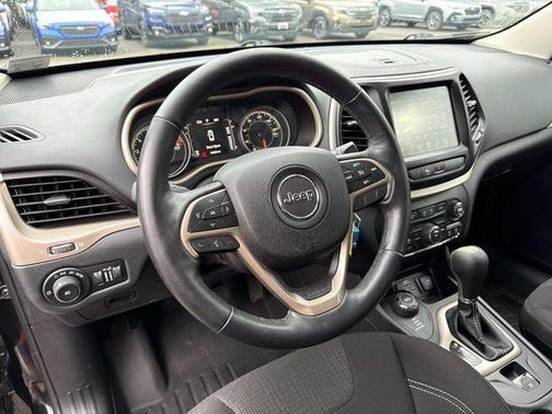 Brilliant Black Crystal Pearlcoat 2016 Jeep Cherokee Latitude