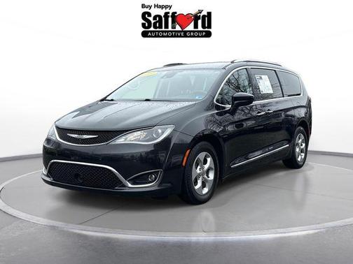 Brilliant Black Crystal Pearlcoat 2017 Chrysler Pacifica Touring-L