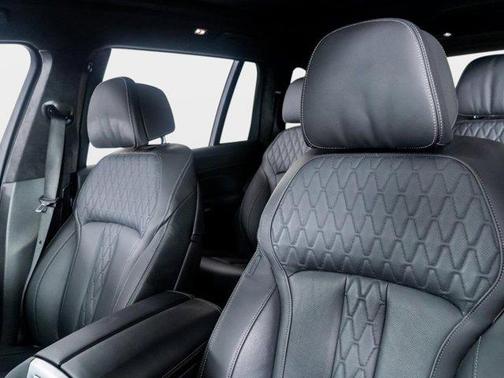 2025 BMW X7 M60i