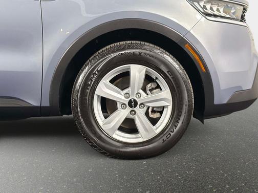 Everlasting Silver 2023 Kia Sorento LX