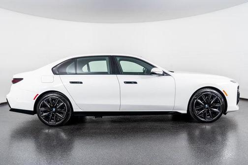 2025 BMW 740 740i