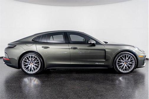 2025 Porsche Panamera 4