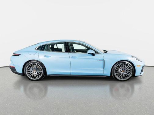 2025 Porsche Panamera 4