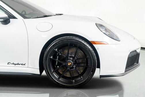 2025 Porsche 911 Carrera 4 GTS