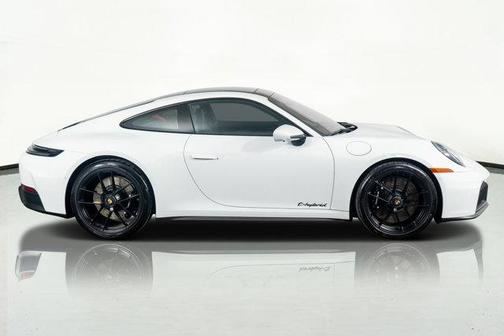 2025 Porsche 911 Carrera 4 GTS