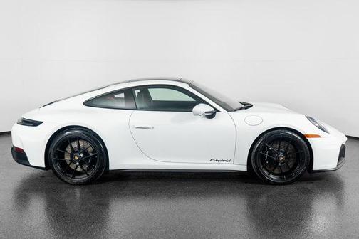 2025 Porsche 911 Carrera 4 GTS