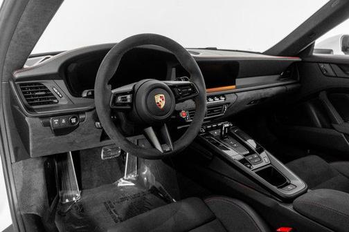 2025 Porsche 911 Carrera 4 GTS