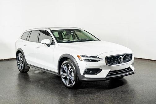 2026 Volvo V60 Cross Country Plus, B5 AWD Gas (mild hybrid)