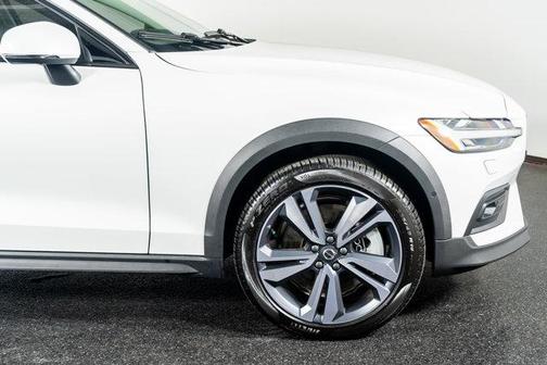 2026 Volvo V60 Cross Country Plus, B5 AWD Gas (mild hybrid)