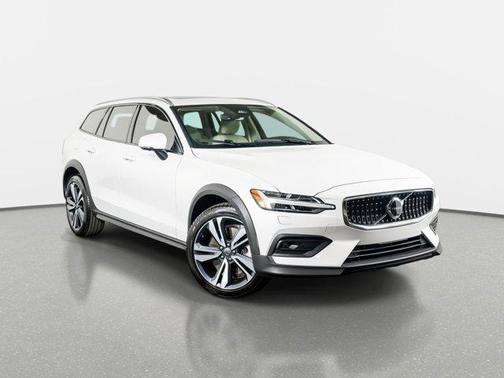 2026 Volvo V60 Cross Country Plus, B5 AWD Gas (mild hybrid)