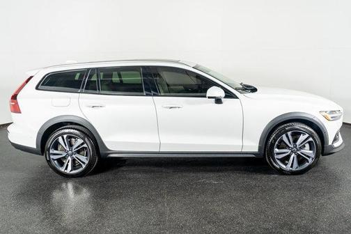 2026 Volvo V60 Cross Country Plus, B5 AWD Gas (mild hybrid)
