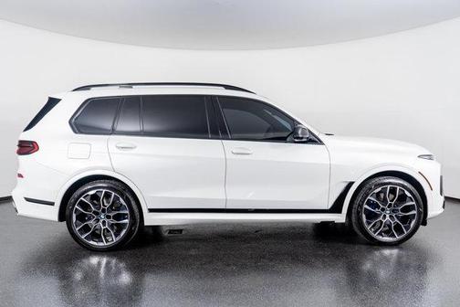 2025 BMW X7 M60i