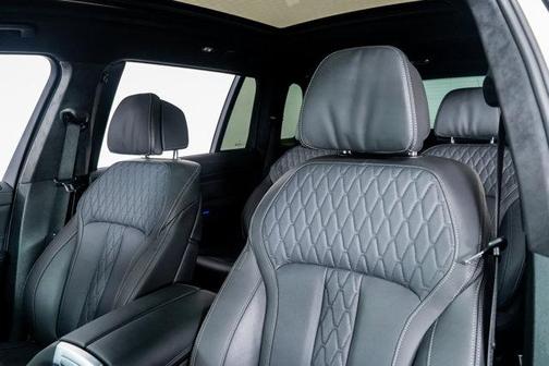 2025 BMW X7 M60i