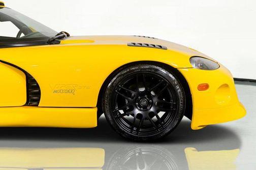 Viper Race Yellow Clearcoat 2001 Dodge Viper GTS