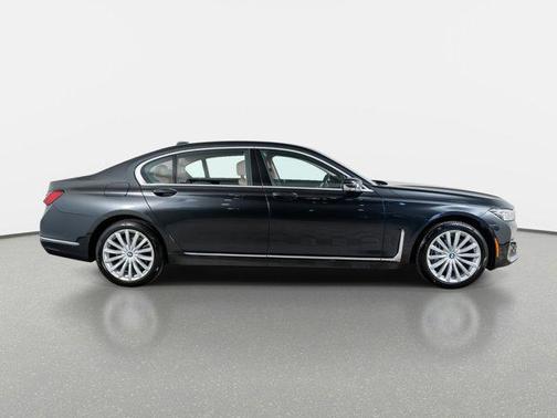 2022 BMW 740 i