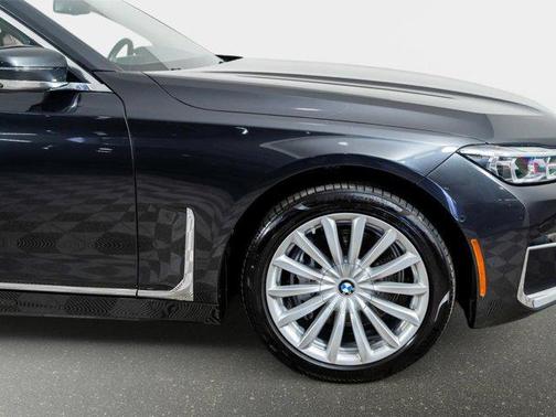 2022 BMW 740 i
