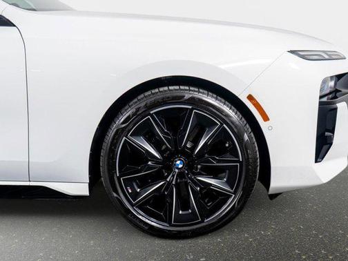 Alpine White 2025 BMW 740 740i