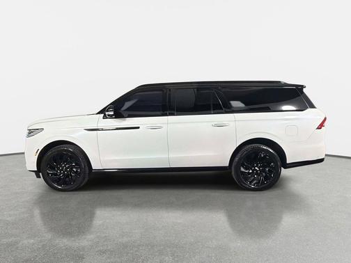Pristine White Metallic Tri-Coat 2025 Lincoln Navigator Reserve