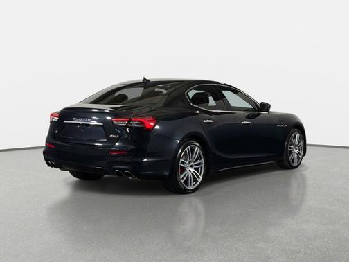 Nero Ribelle Metallic 2022 Maserati Ghibli Modena Q4