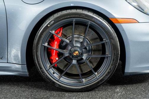 2025 Porsche 911 Carrera 4 GTS