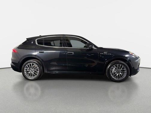 Nero Tempesta Metallic 2023 Maserati Grecale GT