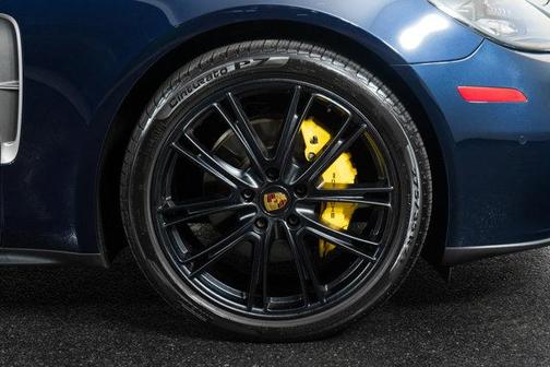 2023 Porsche Panamera 4 Platinum Edition